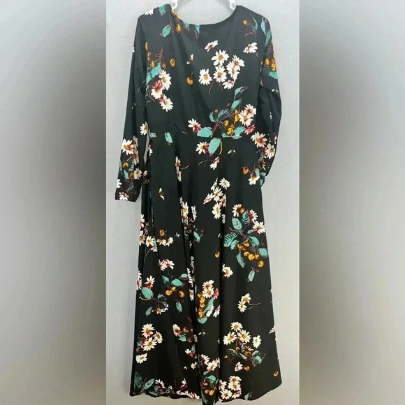 Tokyo Talkies Maxi, long sleeve, side zip, pockets, floral print on black - Picture 2 of 9